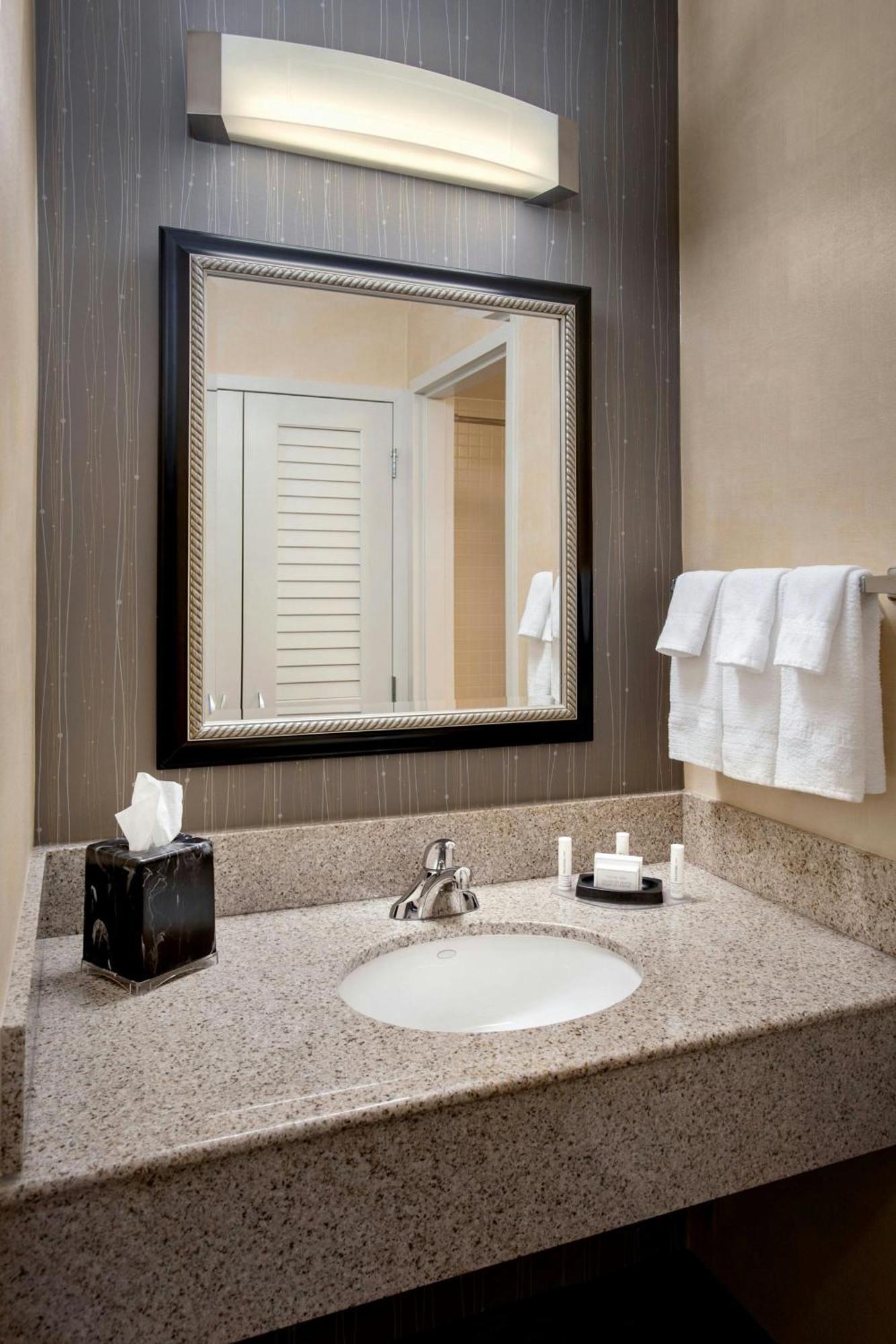 Hotel Courtyard By Marriott Hartford Windsor Airport Esterno foto